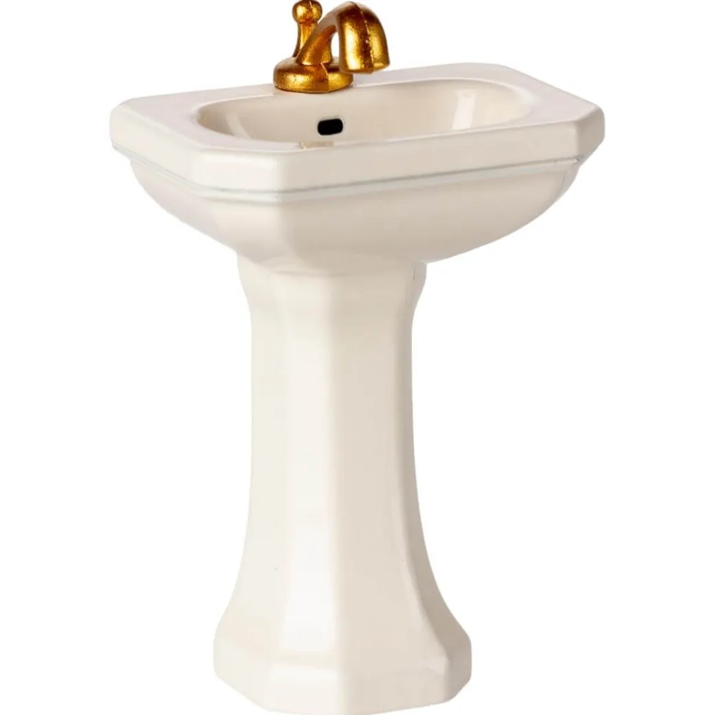 Mouse-Sized Bathroom Sink