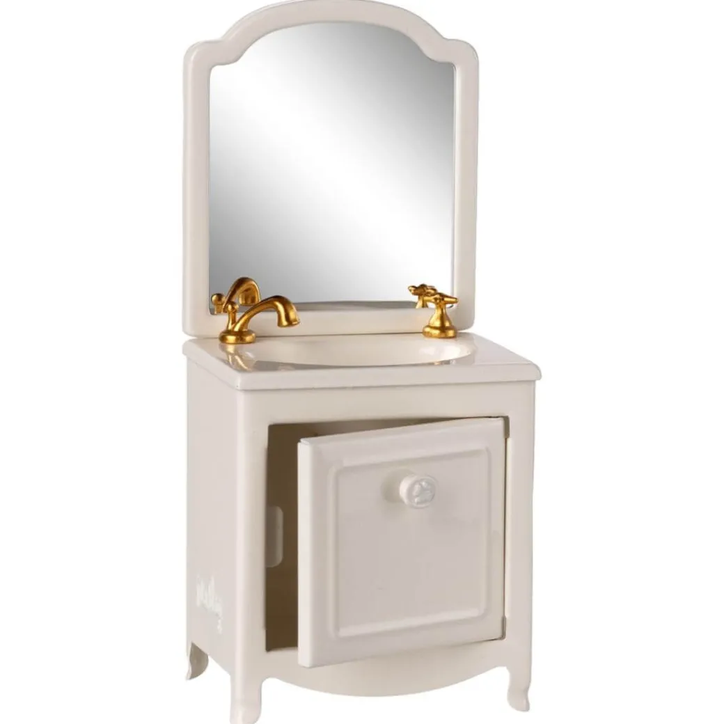 Mouse-Sized Bathroom Sink and Vanity
